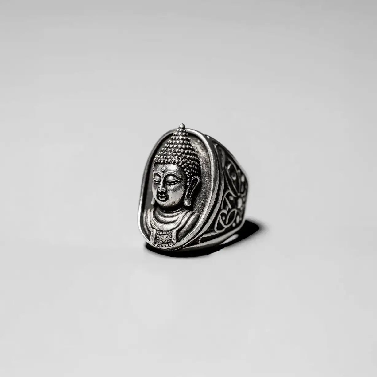 Handcrafted buddha silver ring for men, jewelry inspired in ancient cultures. 