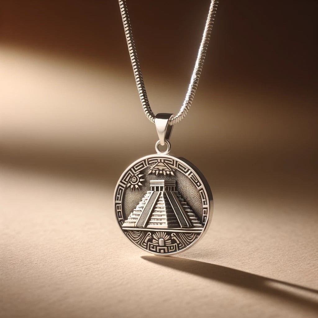 Chichén Itzá Medal Necklace – Front View: A handcrafted necklace in 925 sterling silver featuring a detailed engraving of the Temple of Kukulkán at Chichén Itzá.