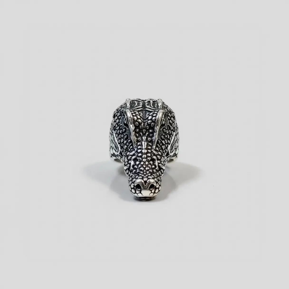 Handcrafted crocodile silver ring for men, Inspired in mayan mythology. Jewelry Inspired in wild animals