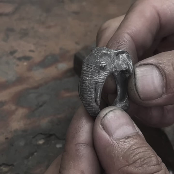 video of the elaboration process for the elephant silver ring in tikalkun jewelry