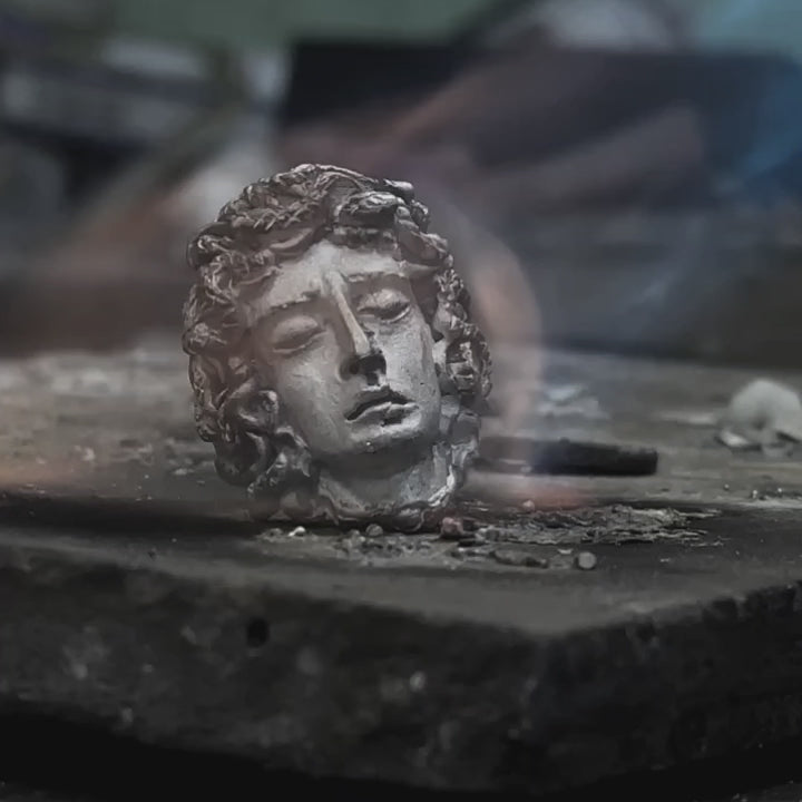 video of the elaboration process for the medusa silver ring in tikalkun jewelry